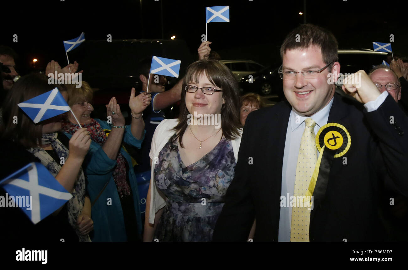 Il candidato SNP Mark McDonald arriva con sua moglie Louise McDonald durante il conteggio delle elezioni di Aberdeen Donside al Beacon Center di Aberdeen, Scozia. Foto Stock