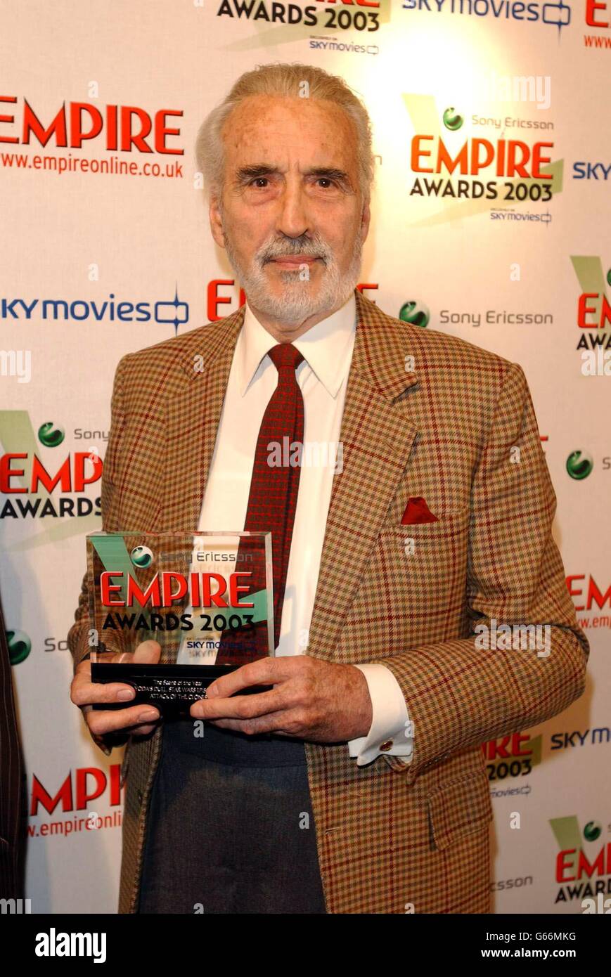 Attore Christopher Lee con il suo premio miglior scena per Duel di Yoda/Star Wars Episode II: Attack of the Clones, durante l'Empire Film Awards al Dorchester Hotel di Londra. Foto Stock
