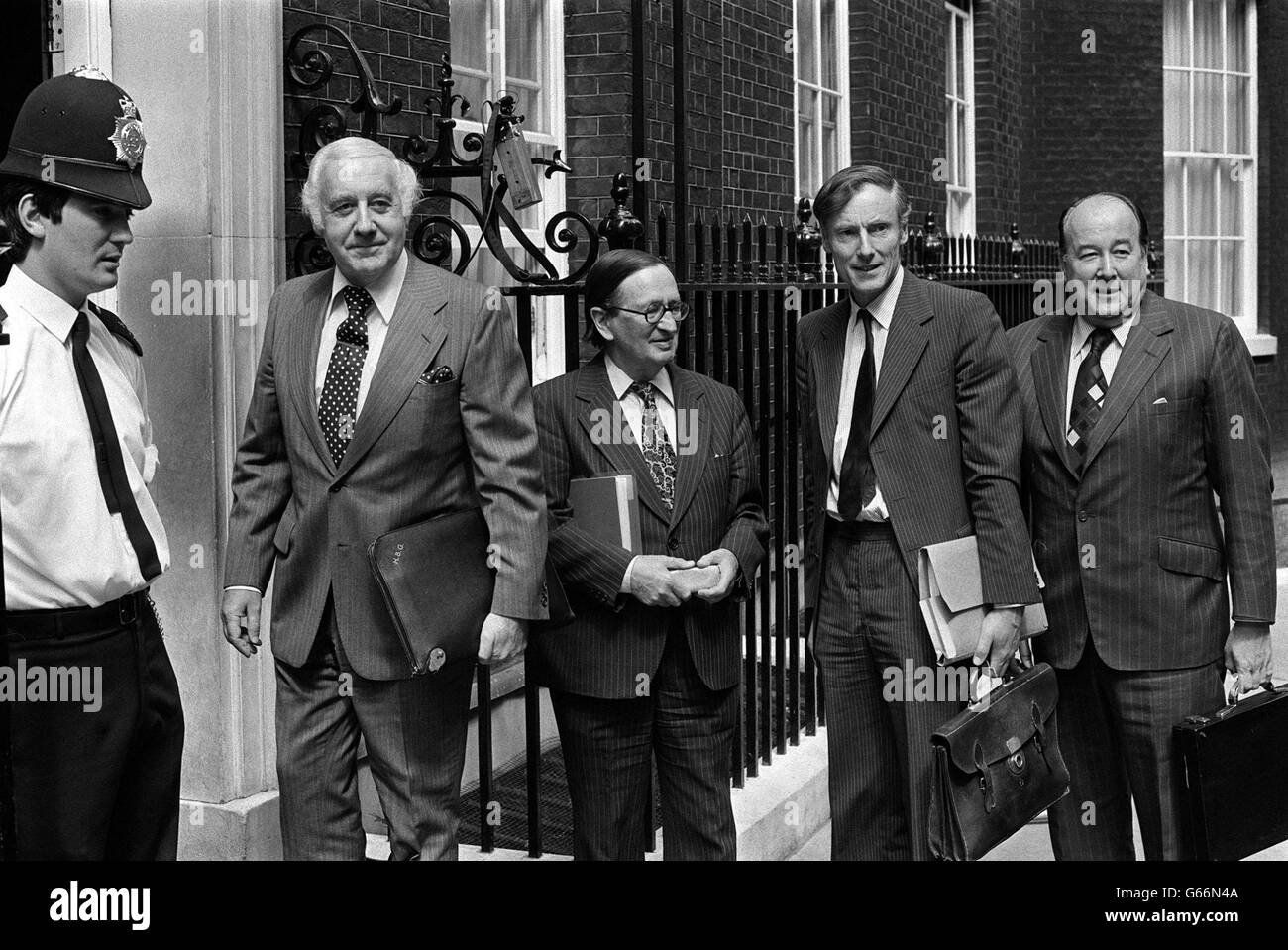 Membri di una delegazione della Confederazione dell'industria britannica che arriva al 10 di Downing Street per il loro primo incontro formale con la sig.ra Margaret Thatcher da quando è diventata primo ministro. Da sinistra: Sir John Greenborough, il presidente della CBI, Sir Donald McDougall, Sir Adrian Cadbury e H Astley Whittall. Foto Stock