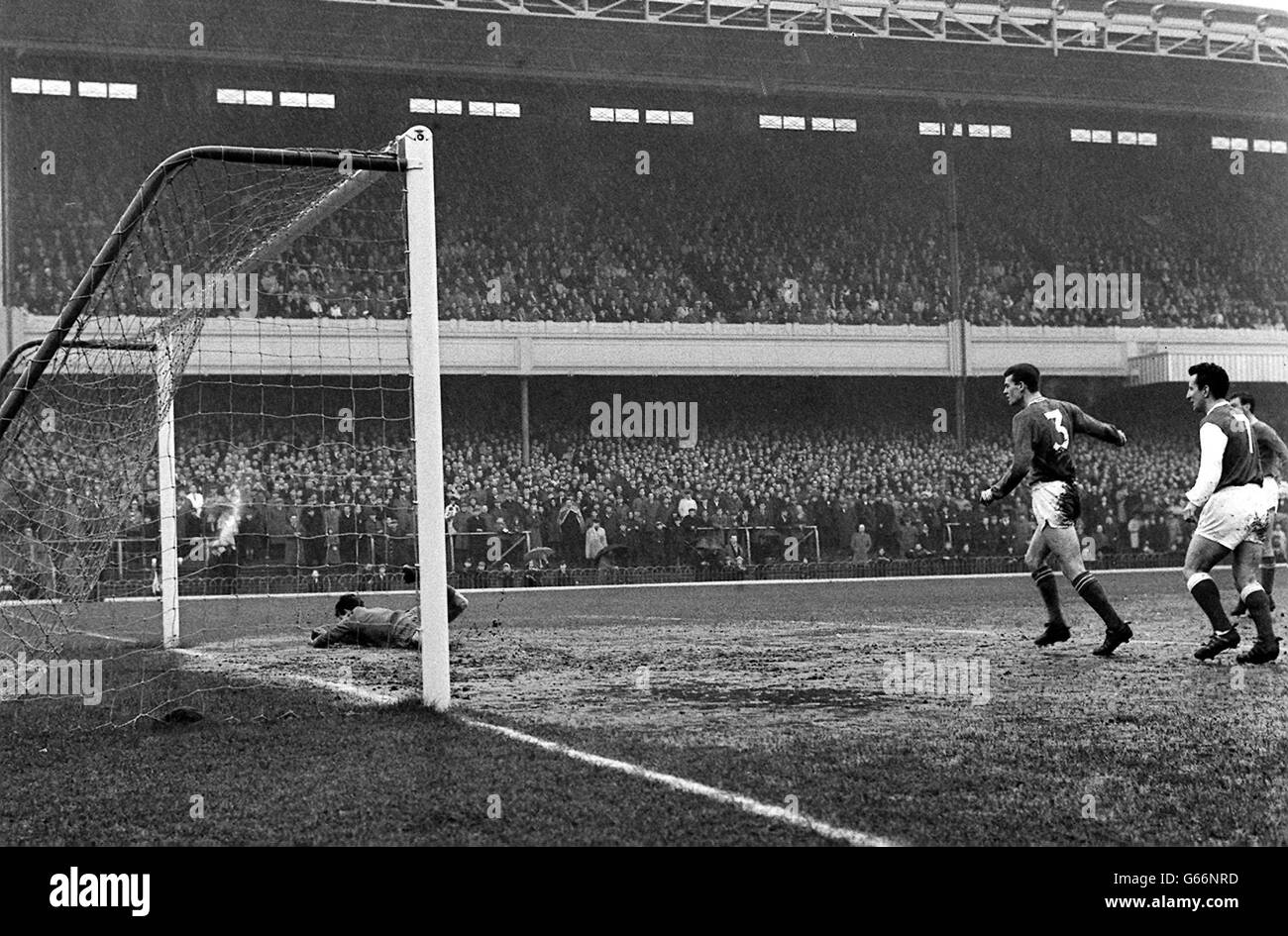IL guardiano del Chelsea BONETTI va a tutta lunghezza nel suo gol-bocca cadendo per salvare il primo gol dell'Arsenal - segnato da Neil (fuori della foto) durante la partita della League Division uno a Highbury, Londra. Foto Stock