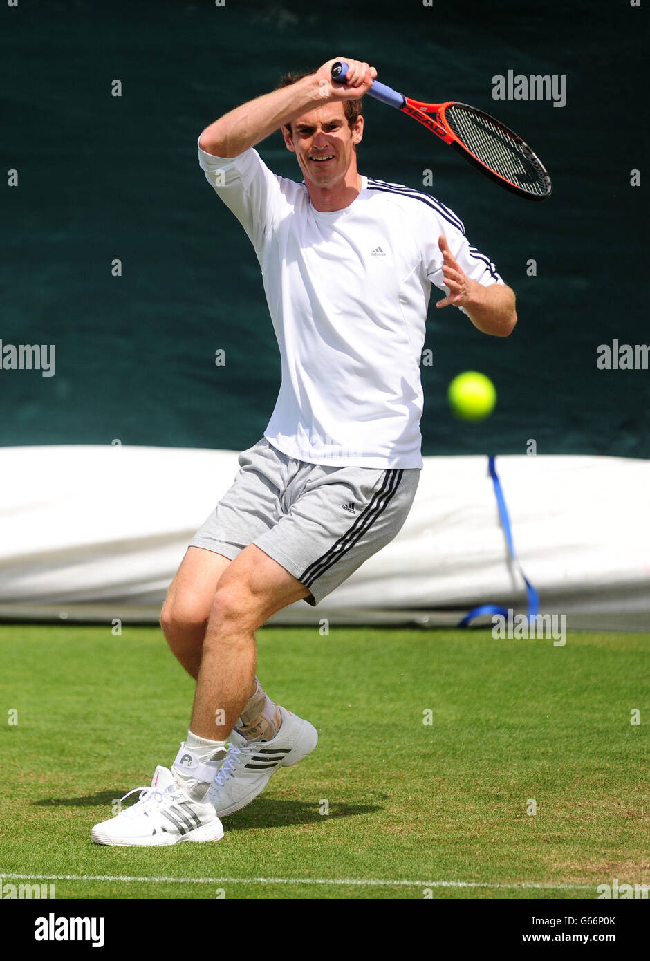 Tennis - 2013 Wimbledon Championships - Preview Day Two - The All England Lawn Tennis and Croquet Club. Andy Murray della Gran Bretagna durante una sessione di pratica all'All England Lawn Tennis and Croquet Club, Wimbledon. Foto Stock