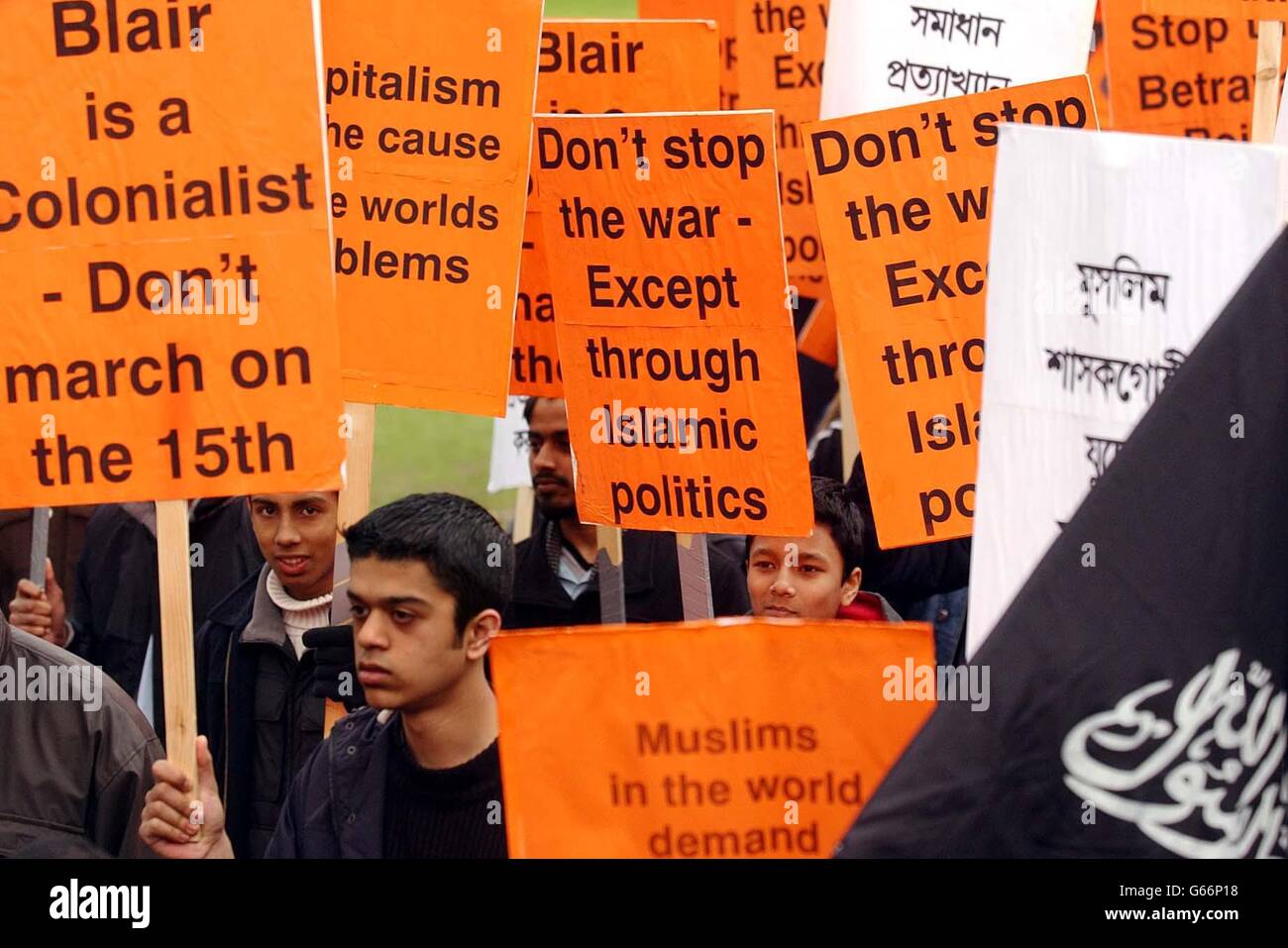 Una marcia di una folla di 500 - 1,000 manifestanti musulmani contro la guerra passa attraverso le strade di Brick Lane e l'area circostante a Whitechapel, a est di Londra. Foto Stock