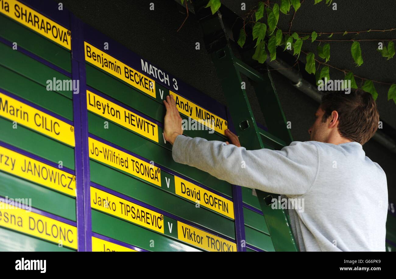 Tennis - 2013 Wimbledon Championships - Day One - The All England Lawn Tennis and Croquet Club. L'ordine di gioco è organizzato durante il giorno uno dei Wimbledon Championships all'All England Lawn Tennis and Croquet Club, Wimbledon. Foto Stock