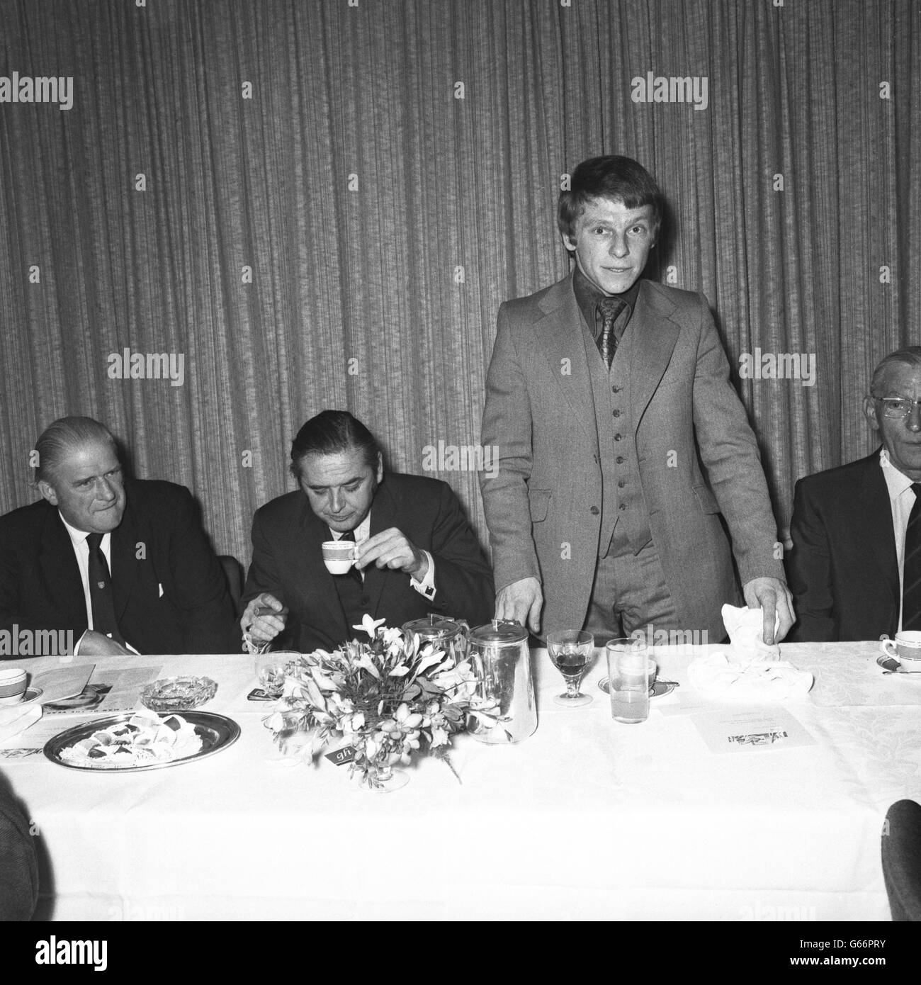 Il pilota di corse Roger Williamson parla ad un evento a Londra, dove gli è stato assegnato il premio BP Superman of the Year. È stato scelto da un gruppo di destinatari dei premi Man of the Meeting, che sono stati presentati in 14 diverse gare quest'anno. Foto Stock