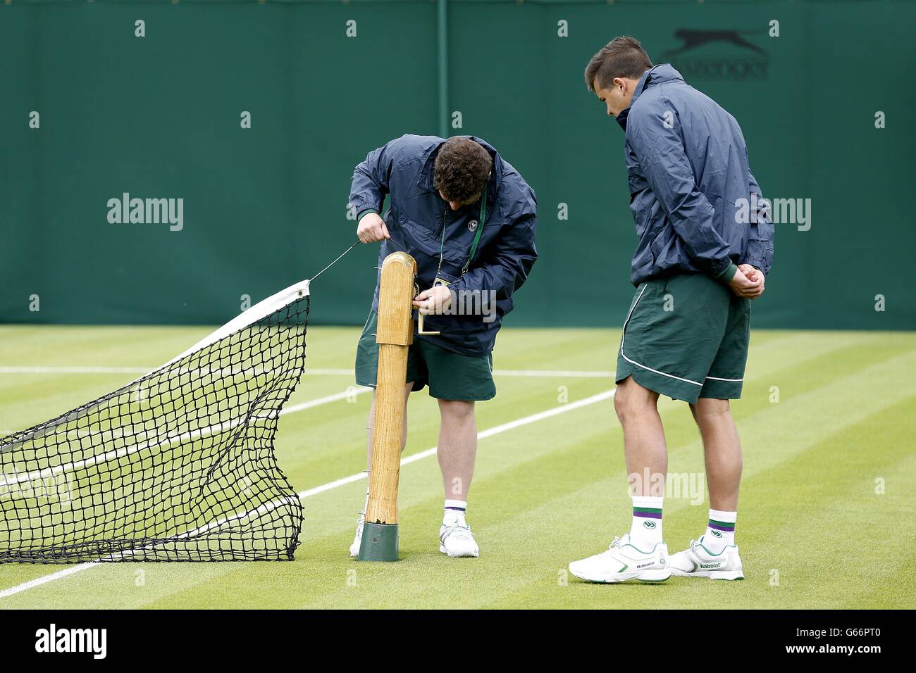 Tennis - 2013 Wimbledon Championships - Day One - The All England Lawn Tennis and Croquet Club. I preparativi per il campo sono fatti per il giorno uno dei campionati di Wimbledon all'All England Lawn Tennis and Croquet Club, Wimbledon. Foto Stock