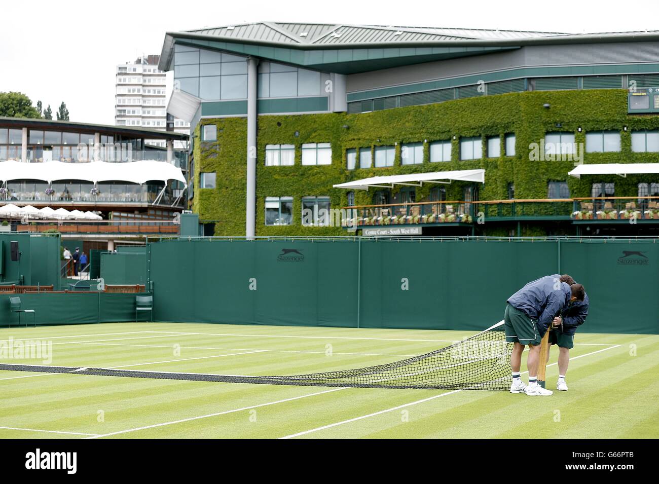 Tennis - 2013 Wimbledon Championships - Day One - The All England Lawn Tennis and Croquet Club. I preparativi per il campo sono fatti per il giorno uno dei campionati di Wimbledon all'All England Lawn Tennis and Croquet Club, Wimbledon. Foto Stock