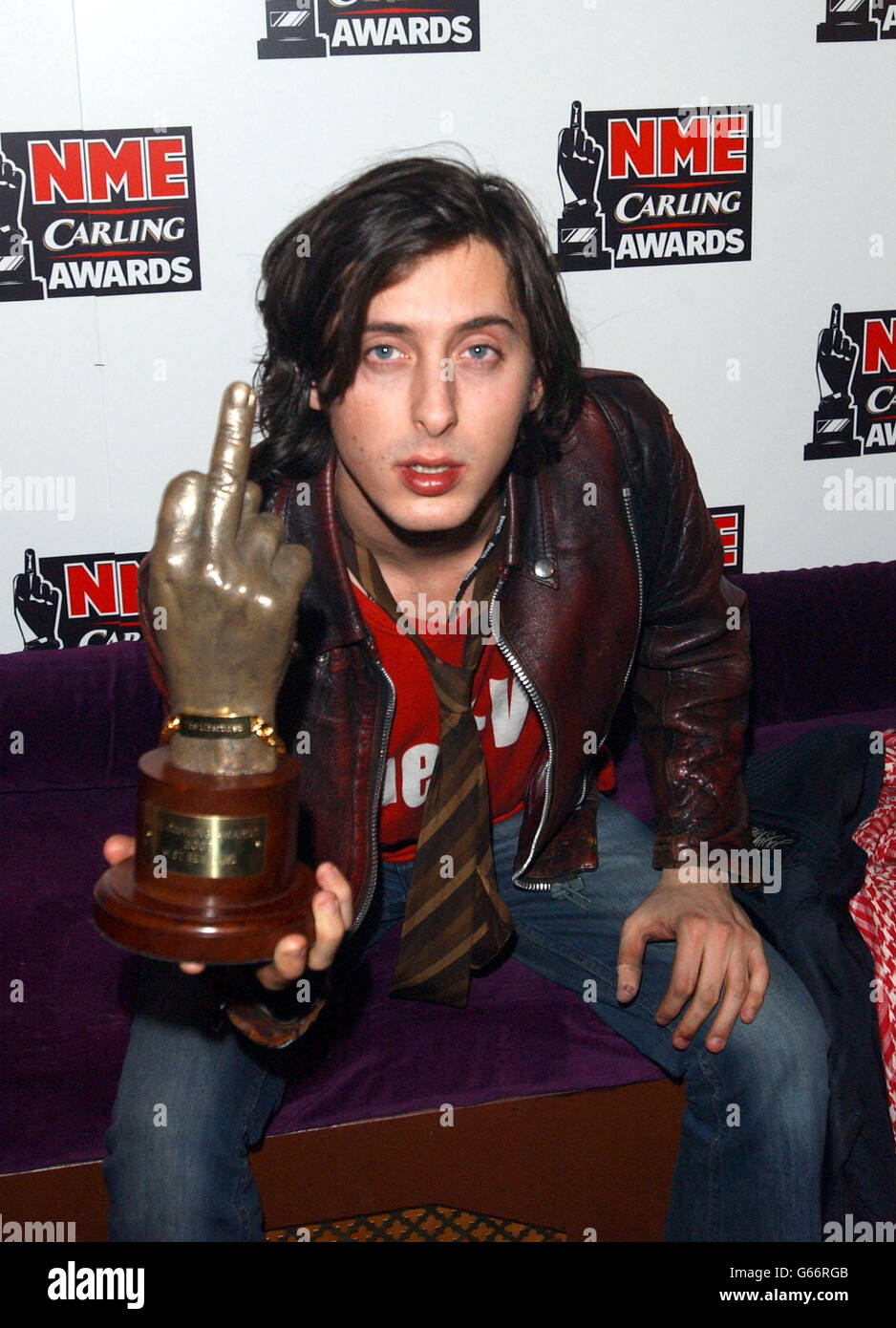 Carl Barat dei Libertines ha ricevuto il premio per la miglior New Band ai NME Carling Awards al po Na Na a West London. Foto Stock