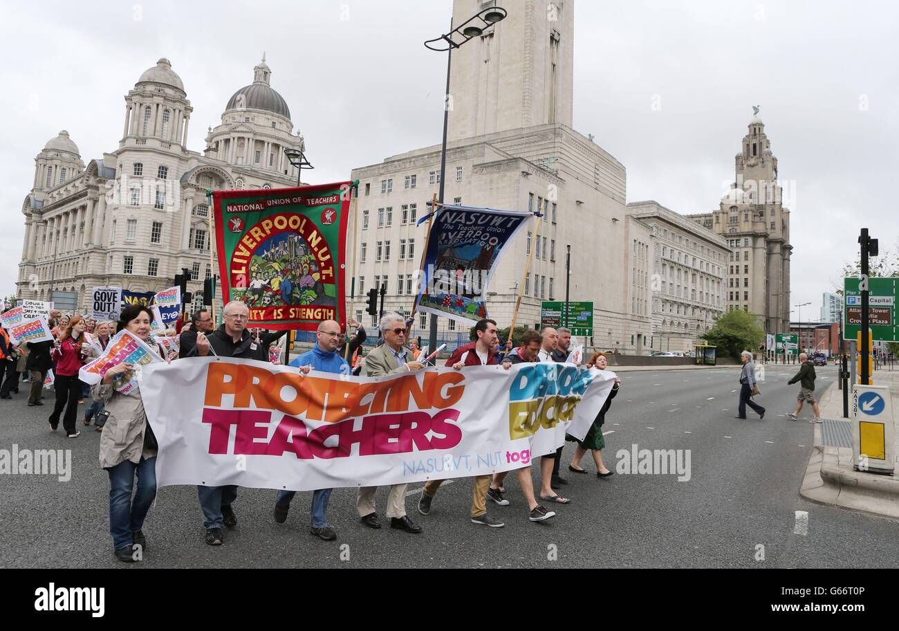 Membri dell'Unione nazionale degli insegnanti (NUT) e del NASUWT che partecipano all'azione industriale a Liverpool. Migliaia di insegnanti stanno organizzando oggi una passeggiata di un giorno nella prima di una nuova ondata di scioperi su stipendi, pensioni e condizioni. Foto Stock