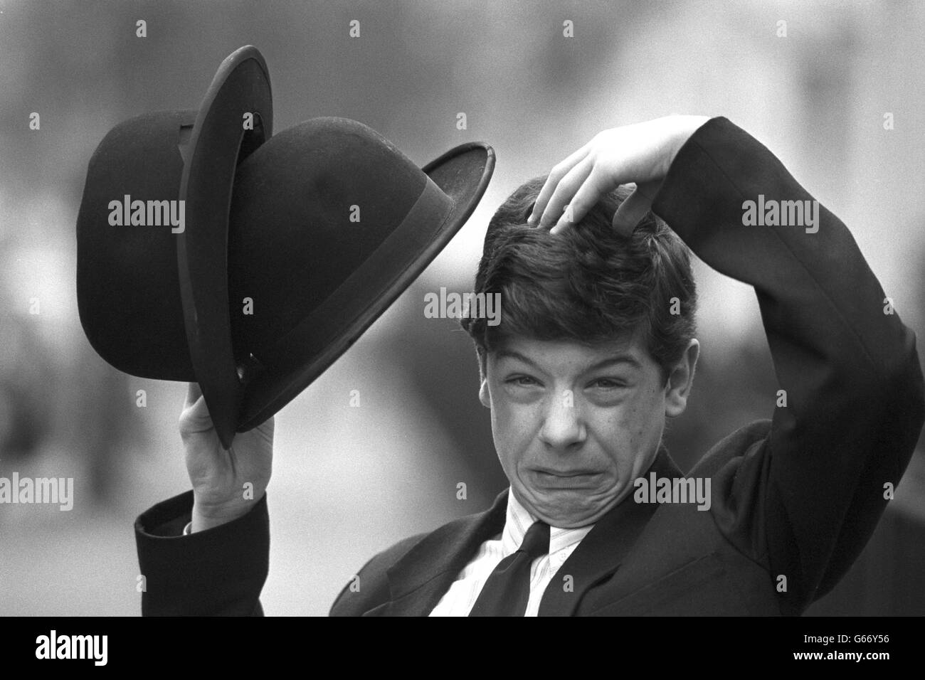 David Bartlett, 15, modella i cappelli di bowler originali indossati dal duo comico Laurel e Hardy, che sono dovuti essere all'asta a Christie's. David è il membro più giovane della Laurel and Hardy Appreciaition Society ufficiale. Foto Stock