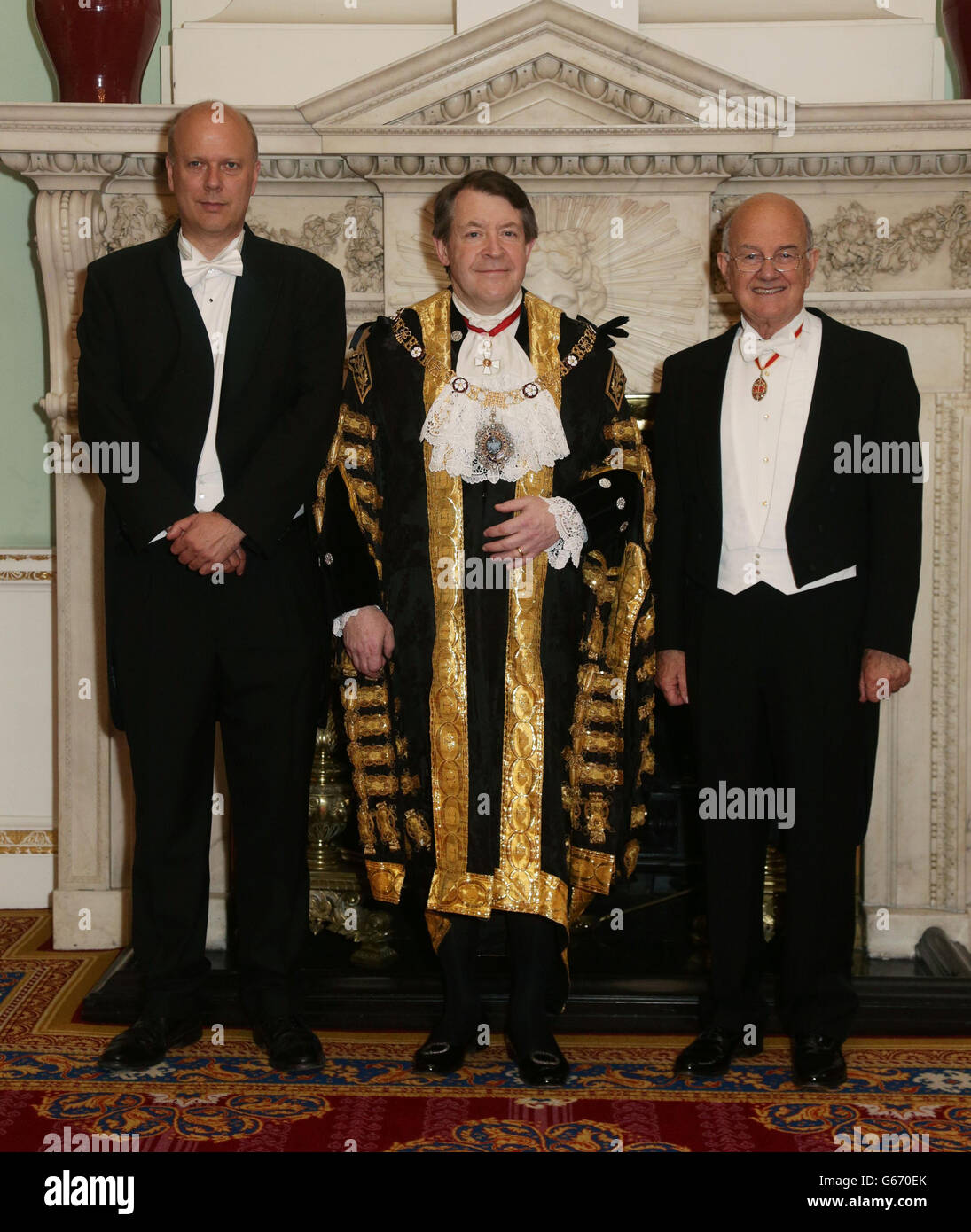 (Da sinistra a destra) il segretario di giustizia Chris Grayling; Alderman Roger Gifford, il sindaco di Londra e il giudice del Signore, il capo della giustizia, che partecipa al sindaco del Signore della città di Londra cena ai giudici di sua Maestà, alla Mansion House di Londra. Foto Stock