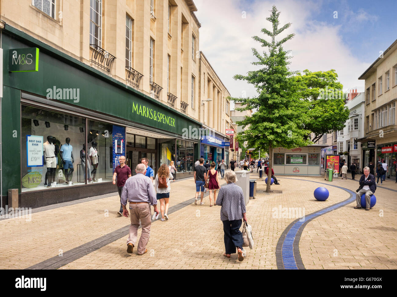Gli amanti dello shopping nell'area commerciale di Broadmead, Bristol, Inghilterra, Regno Unito Foto Stock