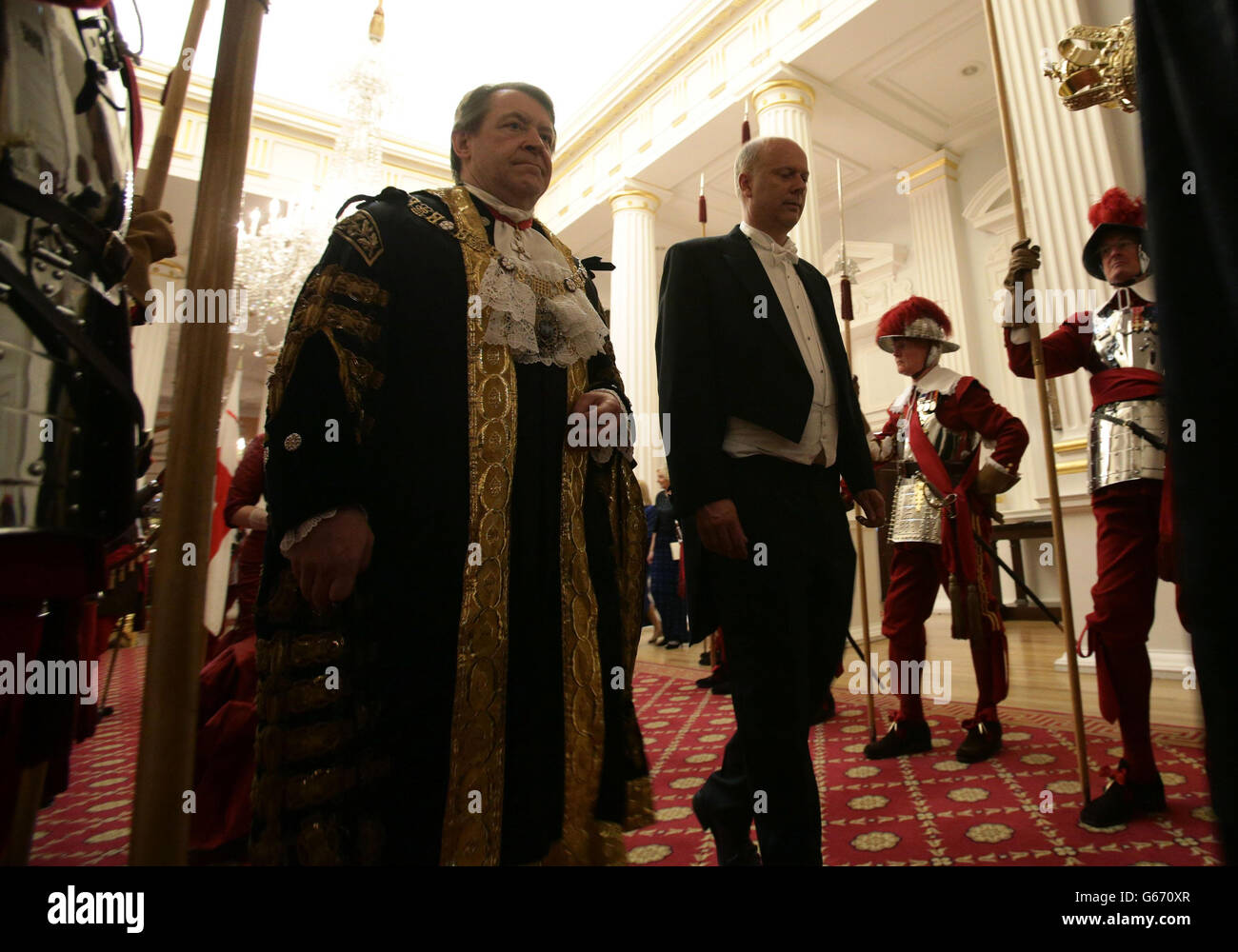 Alderman Roger Gifford (a sinistra), il Sindaco del Signore di Londra, e il Segretario della Giustizia Chris Grayling frequentano il Lord Mayor della City of London's Dinner ai Giudici di sua Maestà, alla Mansion House di Londra. Foto Stock