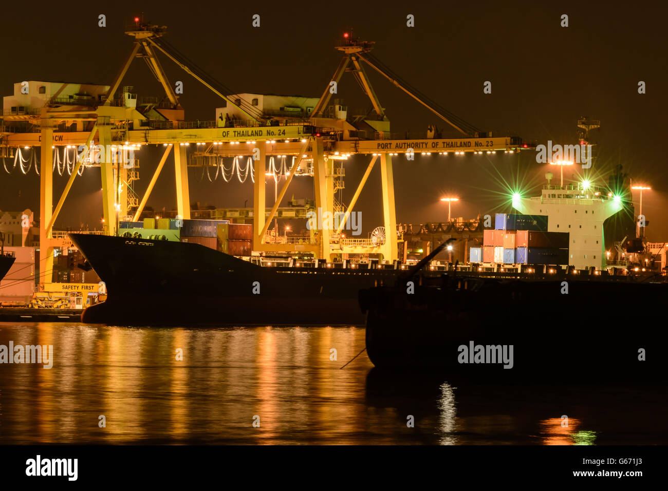 Nave cargo carico commovente al porto Foto Stock