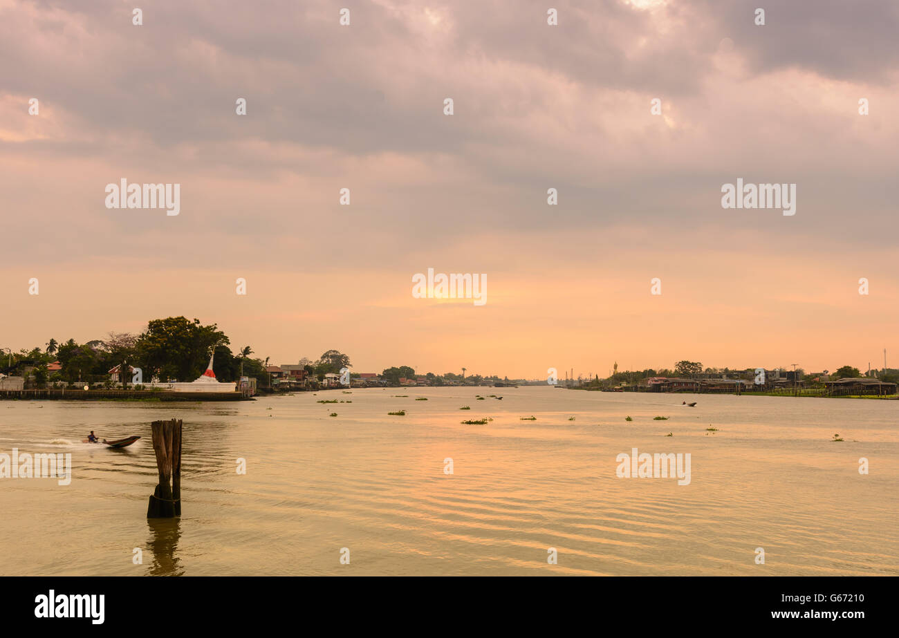 Tramonto sul fiume Chaophraya a Bangkok, Tailandia Foto Stock