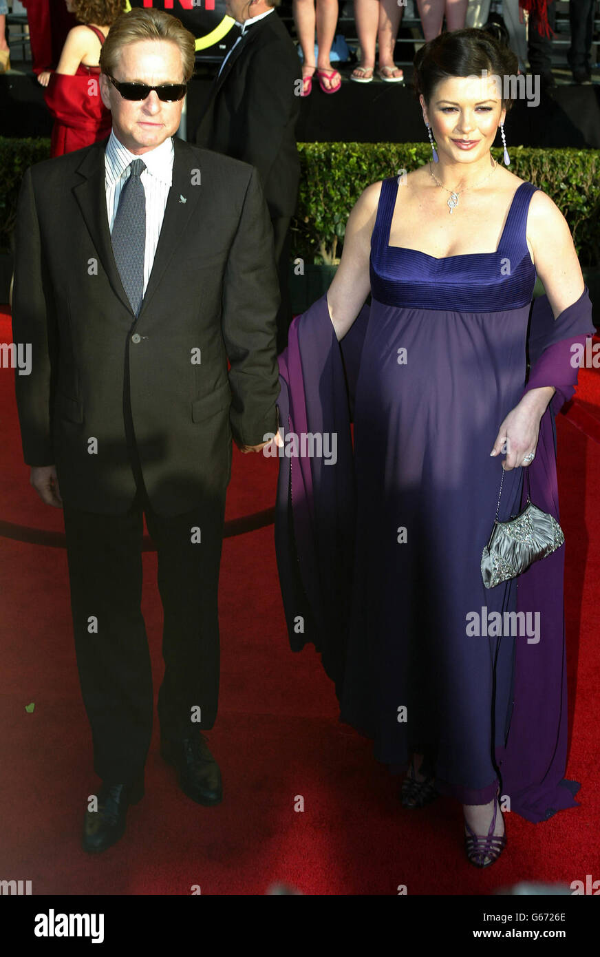 Gli attori Michael Douglas e Catherine Zeta-Jones arrivano sul tappeto rosso per il nono schermo annuale attori Guild Awards al Shrine Auditorium di Los Angeles. Foto Stock