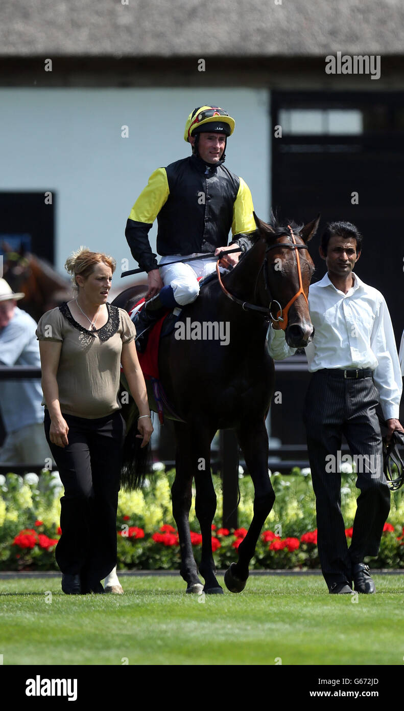 Forze dell'ordine indetto da Dane o'Neill vince la 32Red Casino handicap Stakes in Darley July Cup Day al Piper-Heidsieck Luglio Festival a Newmarket Racecourse, Newmarket. Foto Stock