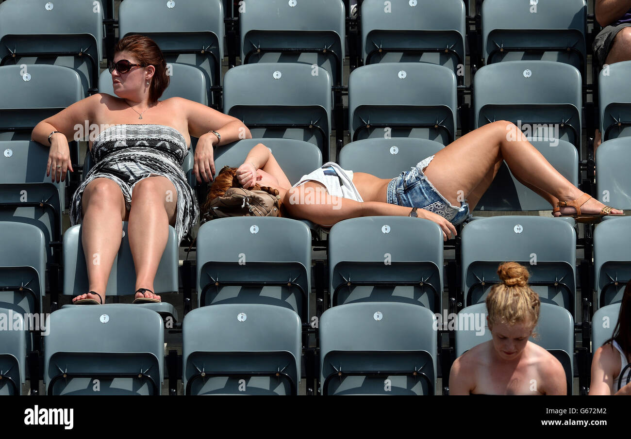Da nessuna parte nascondersi al sole per gli spettatori durante i campionati britannici e le prove mondiali all'Alexander Stadium di Birmingham. Foto Stock