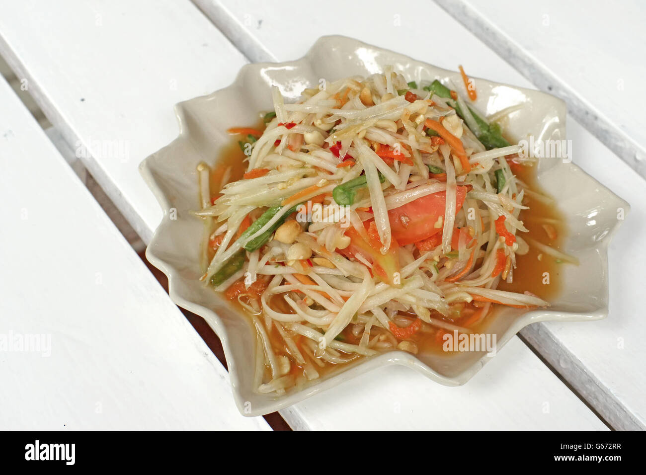 Famoso cibo tailandese, insalata di papaia o som-tam sul tavolo bianco Foto Stock