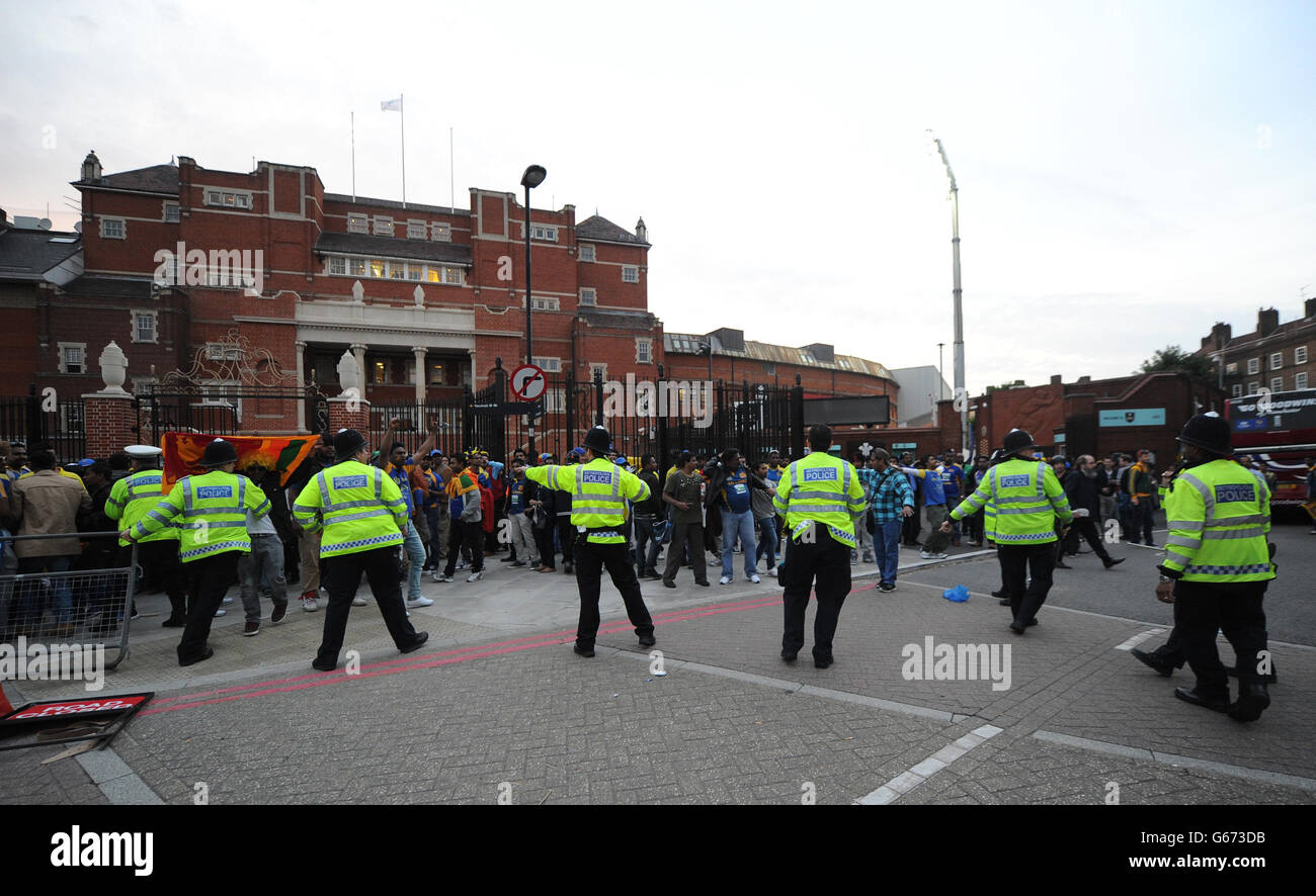 I tifosi di cricket dello Sri Lanka si scontrano con la polizia e i dimostranti dell'espulsa Sri Lanka dal gruppo di protesta del Commonwealth dopo la partita del Trofeo ICC Champions all'Oval di Londra. Foto Stock