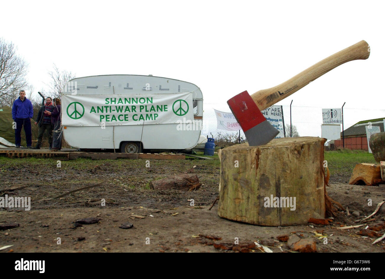 Manifestanti di pace nel loro campo all'aeroporto di Shannon, in Co. Clare, Irlanda. I manifestanti hanno dimostrato, all' uso dell' aeroporto di Shannon per il rifornimento di aeromobili militari statunitensi, che ciò viola la tradizione della neutralità militare della Repubblica. * Aer Rianta, la compagnia di gestione aeroportuale, ha iniziato a muoversi presso l'alta Corte d'Irlanda per rimuovere i manifestanti che hanno occupato un campo di pace nei terreni aeroportuali da Natale. Foto Stock