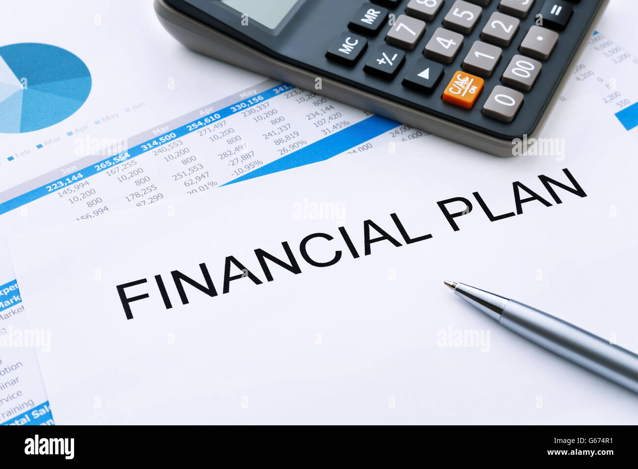 Piano finanziario con la calcolatrice e grafico finanziario e penna Foto Stock