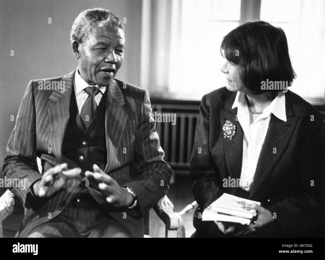 Joan Bakewell, presentatore della BBC TV, parla a Nelson Mandela del suo viaggio personale e spirituale che lo aveva sostenuto durante i suoi anni di prigionia e offre la sua visione del futuro durante lo show televisivo "Heart of the Matter". Foto Stock