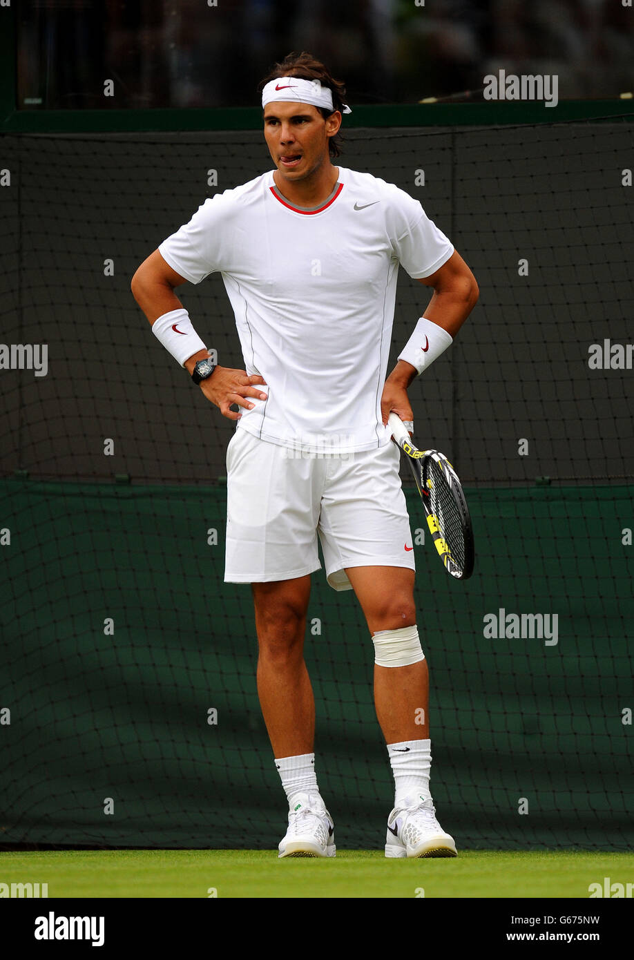 Il spagnolo Rafael Nadal reagisce durante la sua partita contro Steve Darcis del Belgio durante il giorno uno dei Campionati di Wimbledon all'All England Lawn Tennis and Croquet Club, Wimbledon. Foto Stock