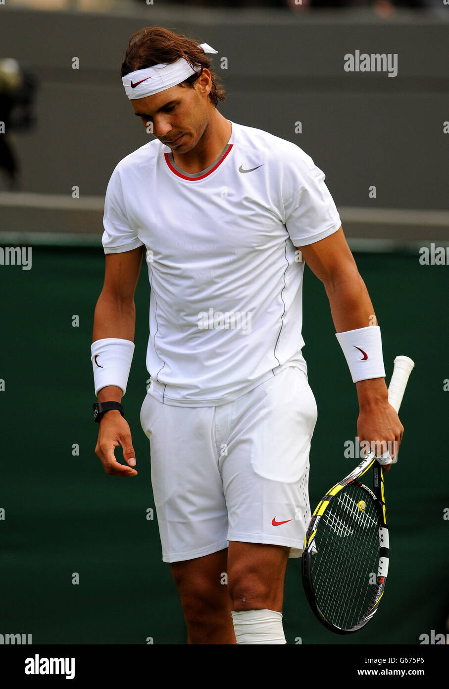 Il spagnolo Rafael Nadal reagisce durante la sua partita contro Steve Darcis del Belgio durante il giorno uno dei Campionati di Wimbledon all'All England Lawn Tennis and Croquet Club, Wimbledon. Foto Stock