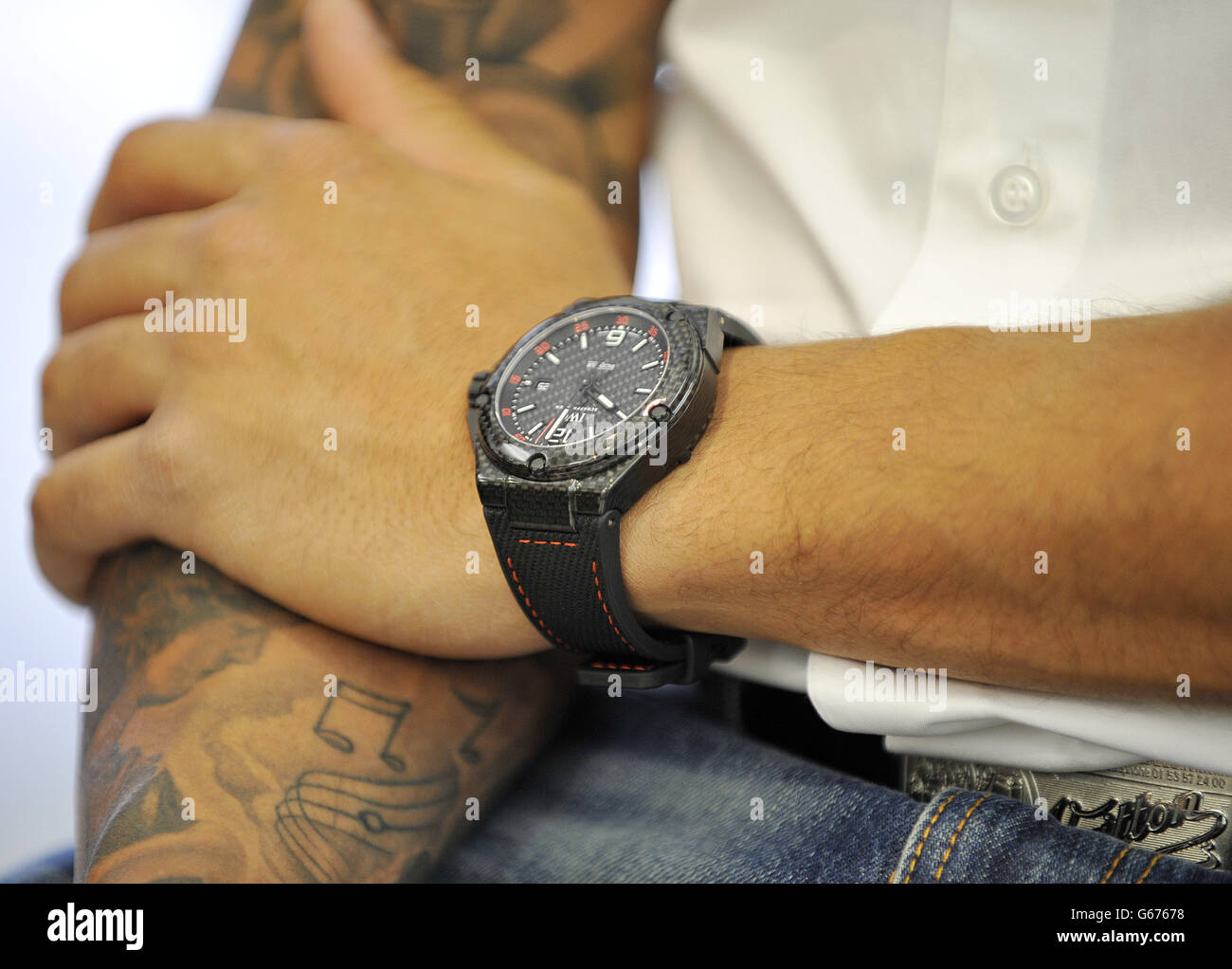 Lewis Hamilton, indossa un orologio IWC Schaffhausen, durante il lancio di  un simulatore di F1 in negozio prima del Gran Premio di Gran Bretagna, a  Selfridges nel centro di Londra Foto stock -