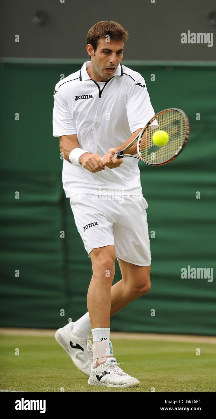 Marcel Granollers in Spagna in azione contro Richard Gasquet francese durante il secondo giorno dei campionati di Wimbledon al All England Lawn Tennis and Croquet Club, Wimbledon. Foto Stock