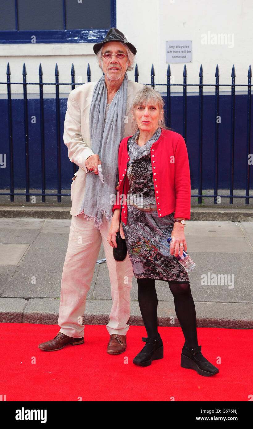 Roger Lloyd Pack E Sua Moglie Jehane Markham Arrivano Alla Notte Di Apertura Di Charlie E La Fabbrica Di Cioccolato Al Theatre Royal Drury Lane A Londra Foto Stock Alamy