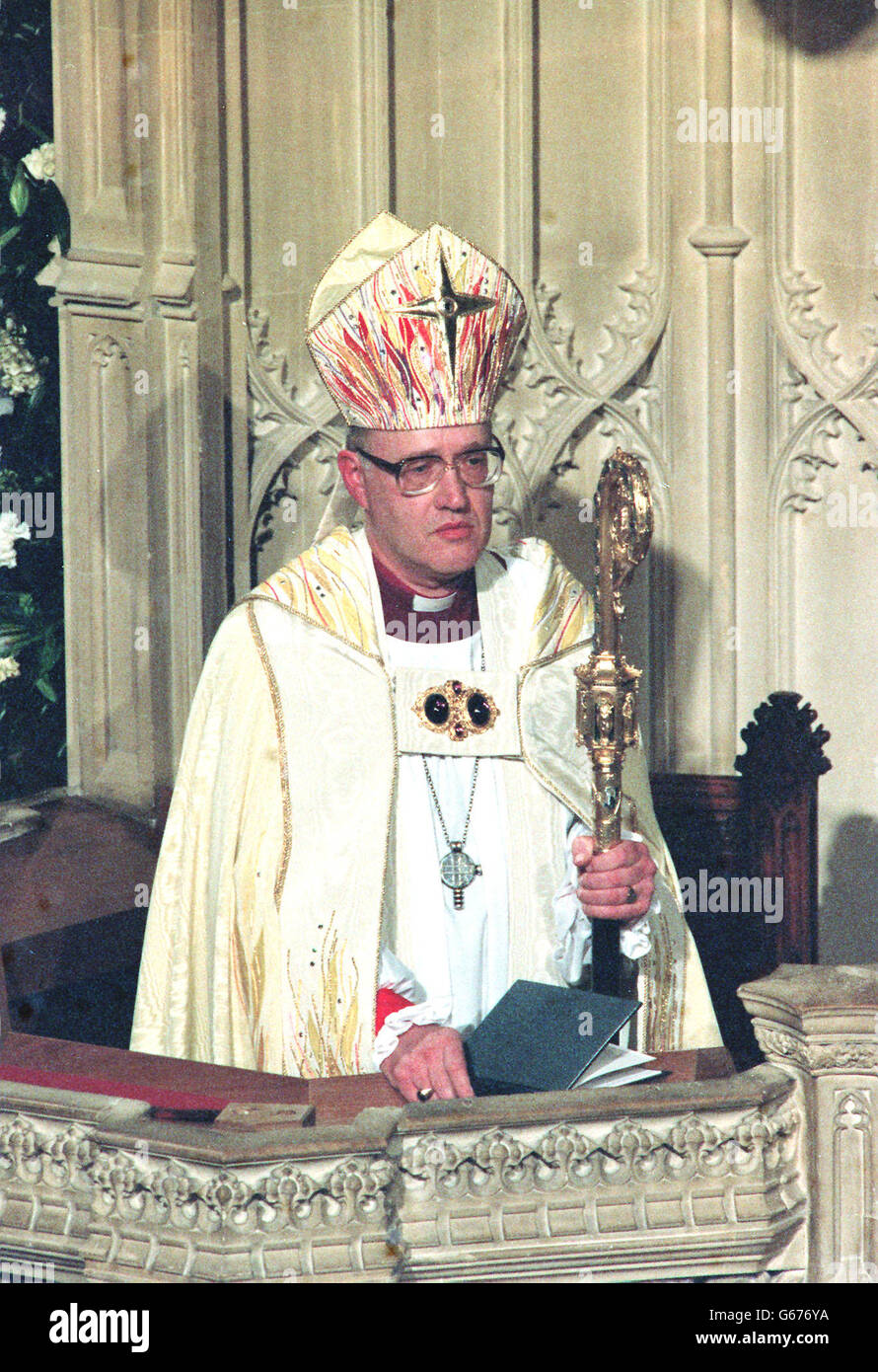 L'arcivescovo di Cantebury, il dottor George Carey, è installato nel trono nella cattedrale di Cantebury durante il servizio di intronizzazione. IC Foto Stock