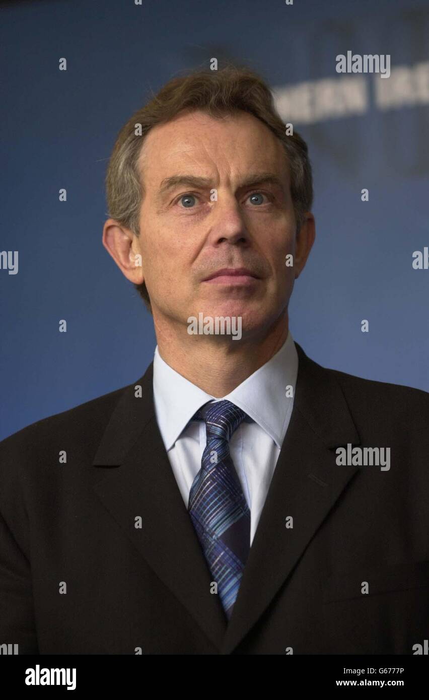 Il primo ministro britannico Tony Blair dopo i colloqui con il primo ministro irlandese Bertie Ahern e il leader degli unionisti dell'Ulster David Trimble, si sono incontrati a Hillsborough Castle per discutere del futuro del processo di pace in Irlanda del Nord. *..i capi della polizia hanno rafforzato la sicurezza per l'incontro tra le nuove minacce dei terroristi repubblicani dissidenti che hanno esploso una bomba a Enniskillen, Co Fermanagh. * 21/02/2003: Il primo ministro britannico Tony Blair, che era venerdì 21 febbraio 2003, volava a Roma per colloqui sull'Iraq con il suo omologo italiano Silvio Berlusconi. I due leader si sono incontrati come discussioni Foto Stock Il primo ministro britannico Tony Blair dopo i colloqui con il primo ministro irlandese Bertie Ahern e il leader degli unionisti dell'Ulster David Trimble, si sono incontrati a Hillsborough Castle per discutere del futuro del processo di pace in Irlanda del Nord. *..i capi della polizia hanno rafforzato la sicurezza per l'incontro tra le nuove minacce dei terroristi repubblicani dissidenti che hanno esploso una bomba a Enniskillen, Co Fermanagh. * 21/02/2003: Il primo ministro britannico Tony Blair, che era venerdì 21 febbraio 2003, volava a Roma per colloqui sull'Iraq con il suo omologo italiano Silvio Berlusconi. I due leader si sono incontrati come discussioni Foto Stock