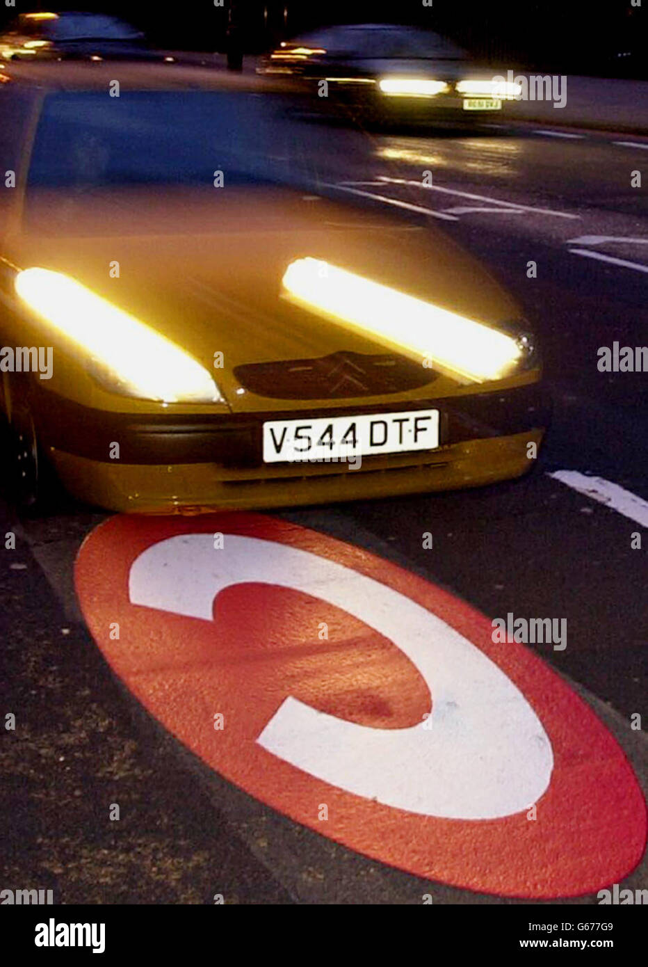 Un automobilista sulla strada per il centro di Londra all'angolo di Hyde Park. Da oggi i conducenti che utilizzano una zona di otto miglia quadrati della capitale tra le 0700 e le 1830 Lunedi a Venerdì devono pagare una tassa di 5. * i loro pagamenti sono monitorati rispetto alle immagini digitalizzate registrate da una serie di circa 700 telecamere all'interno e alla periferia della zona. Ci sono sconti per i conducenti che vivono all'interno della zona, e il denaro raccolto dal regime andrà a migliorare i trasporti pubblici. 14/10/03: Le tasse di congestione dovrebbero essere introdotte in tutta l'Inghilterra per contribuire a ridurre i livelli di traffico crescenti, un think tank politico leader ha detto Foto Stock