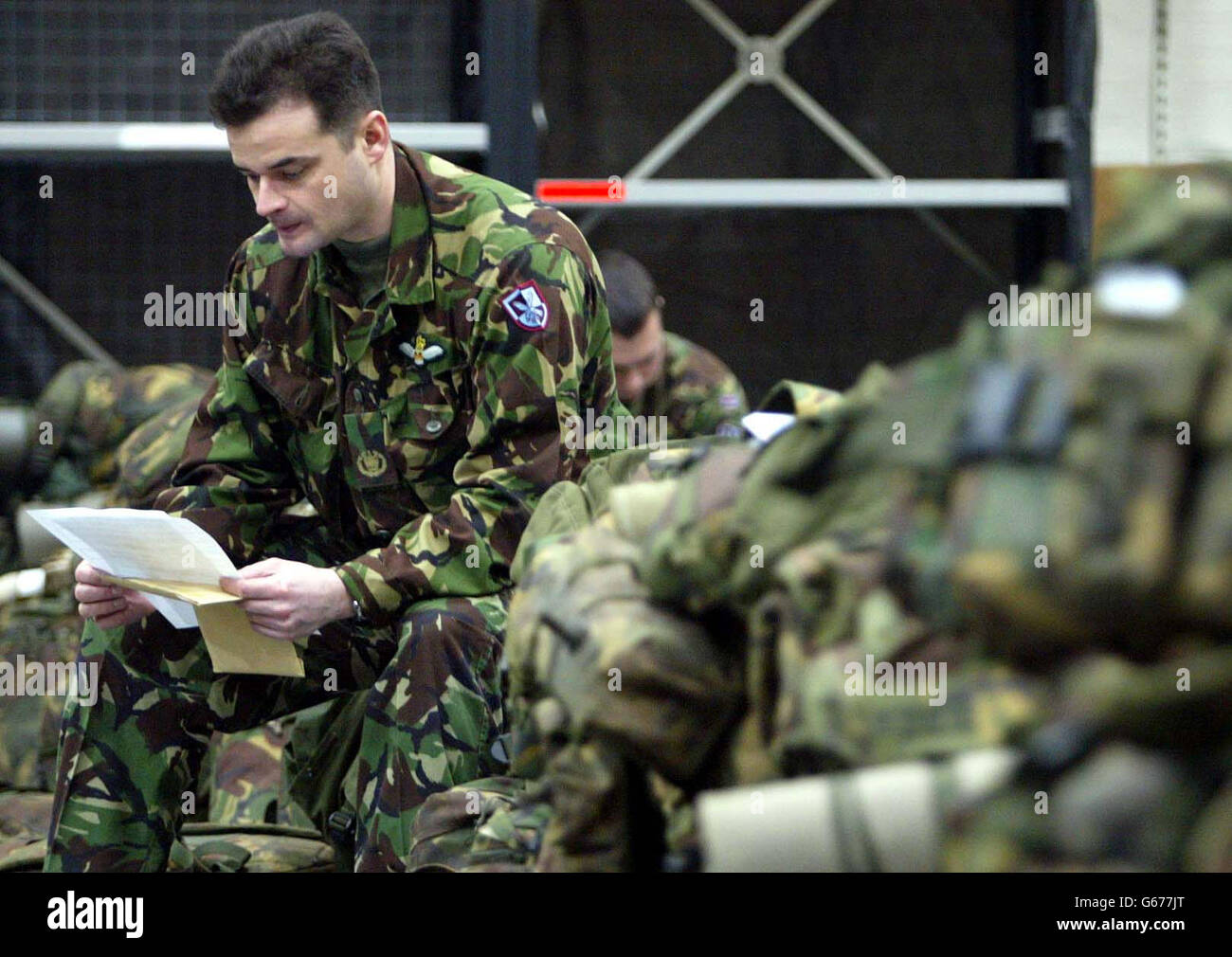 Il pilota Mike Cundy, 36 anni, di Newton Abbot, Devon, controlla i suoi documenti come membri di tre corpi aerei dell'esercito reggimento, parte della sedicesima brigata di assalto aereo con sede a Wattisham Airfield, Suffolk si prepara a partire per il Golfo. * i soldati diretti al Golfo come parte dell'edificazione militare nella regione oggi stavano facendo i preparativi finali prima della loro partenza. Più di 100 truppe da tre reggimento, Army Air Corps, con base a Wattisham Airfield, Suffolk, sono destinati a volare in Kuwait domani.le truppe forniscono supporto a terra e volare elicotteri Lynx e Gazelle. Foto Stock