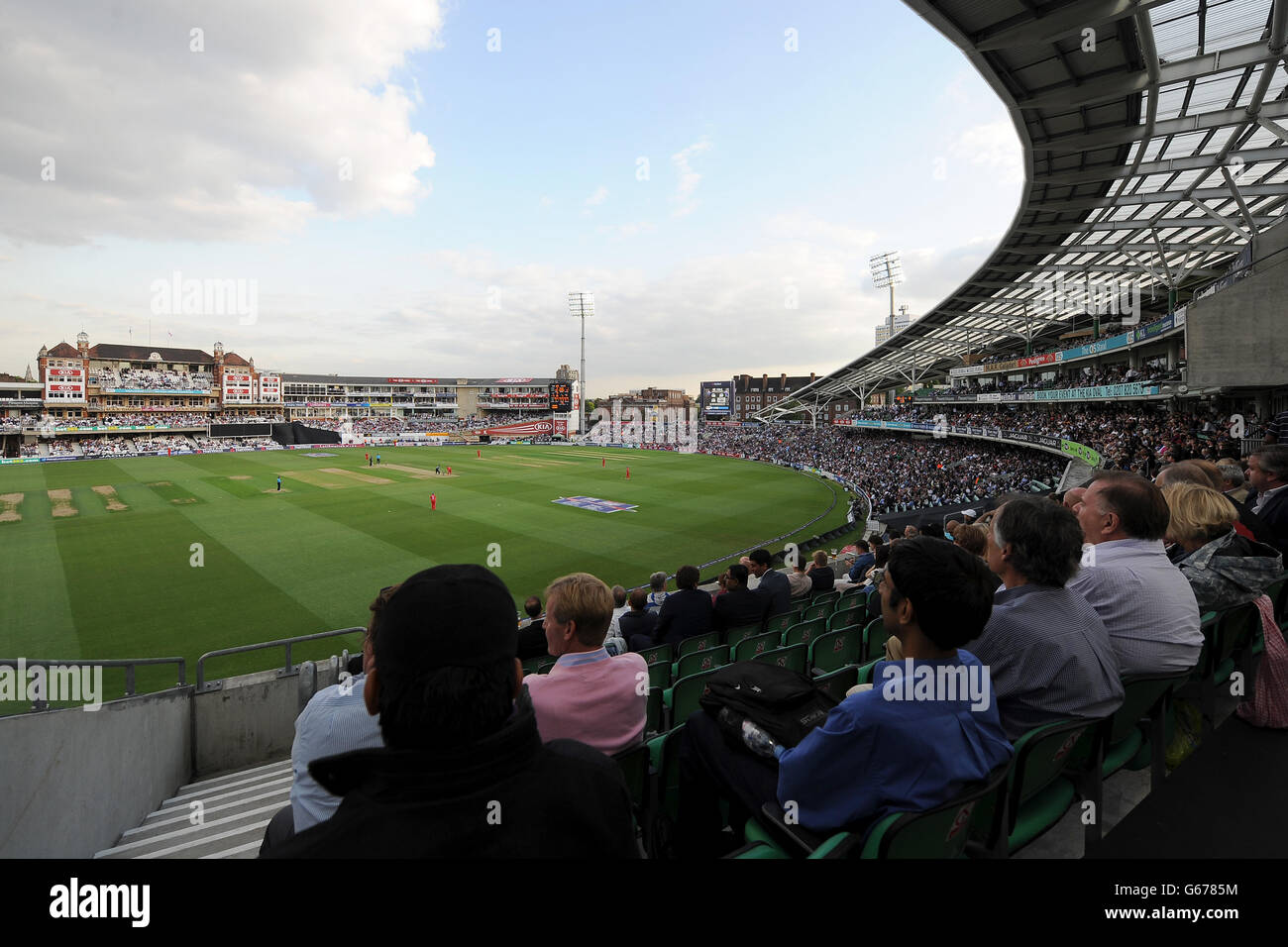 Cricket - primo NatWest T20 - Inghilterra / Nuova Zelanda - l'ovale Kia. Gli spettatori guardano l'azione tra Inghilterra e Nuova Zelanda negli stand Foto Stock