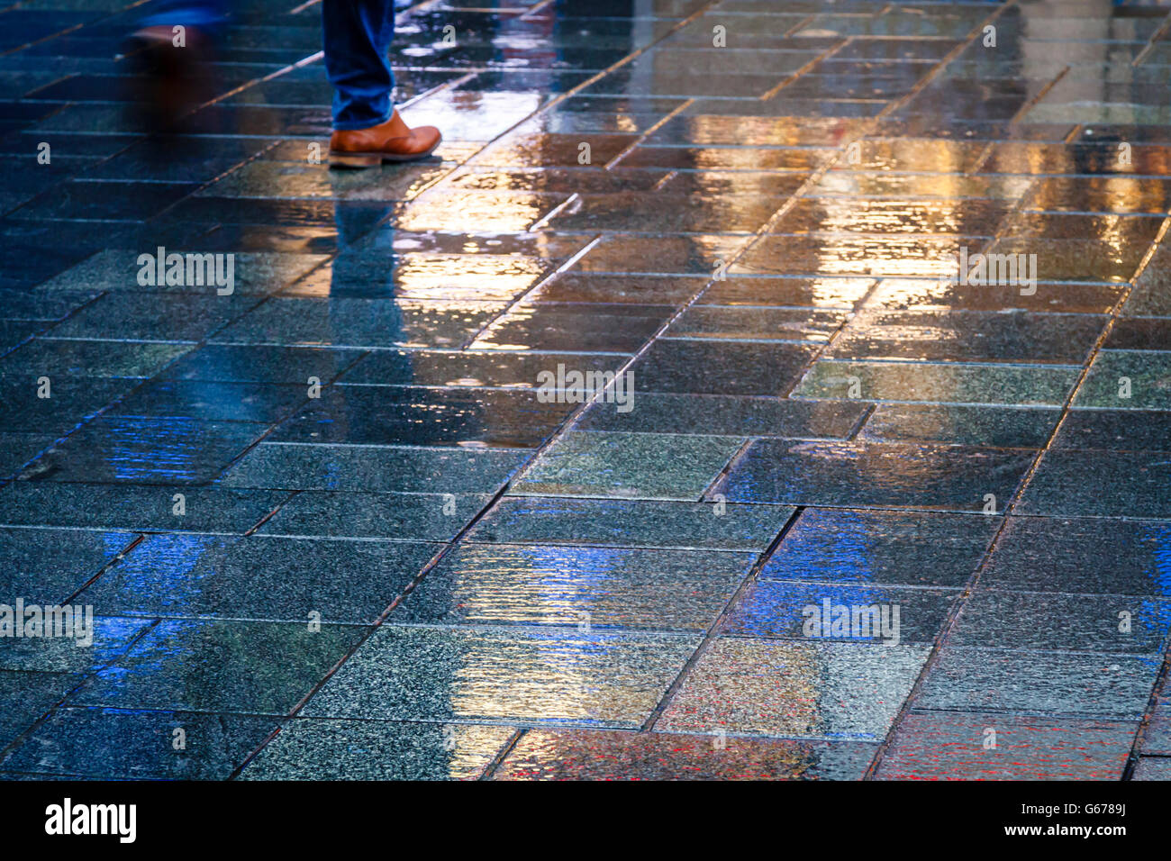 Le scarpe marrone a piedi sotto la pioggia Foto Stock
