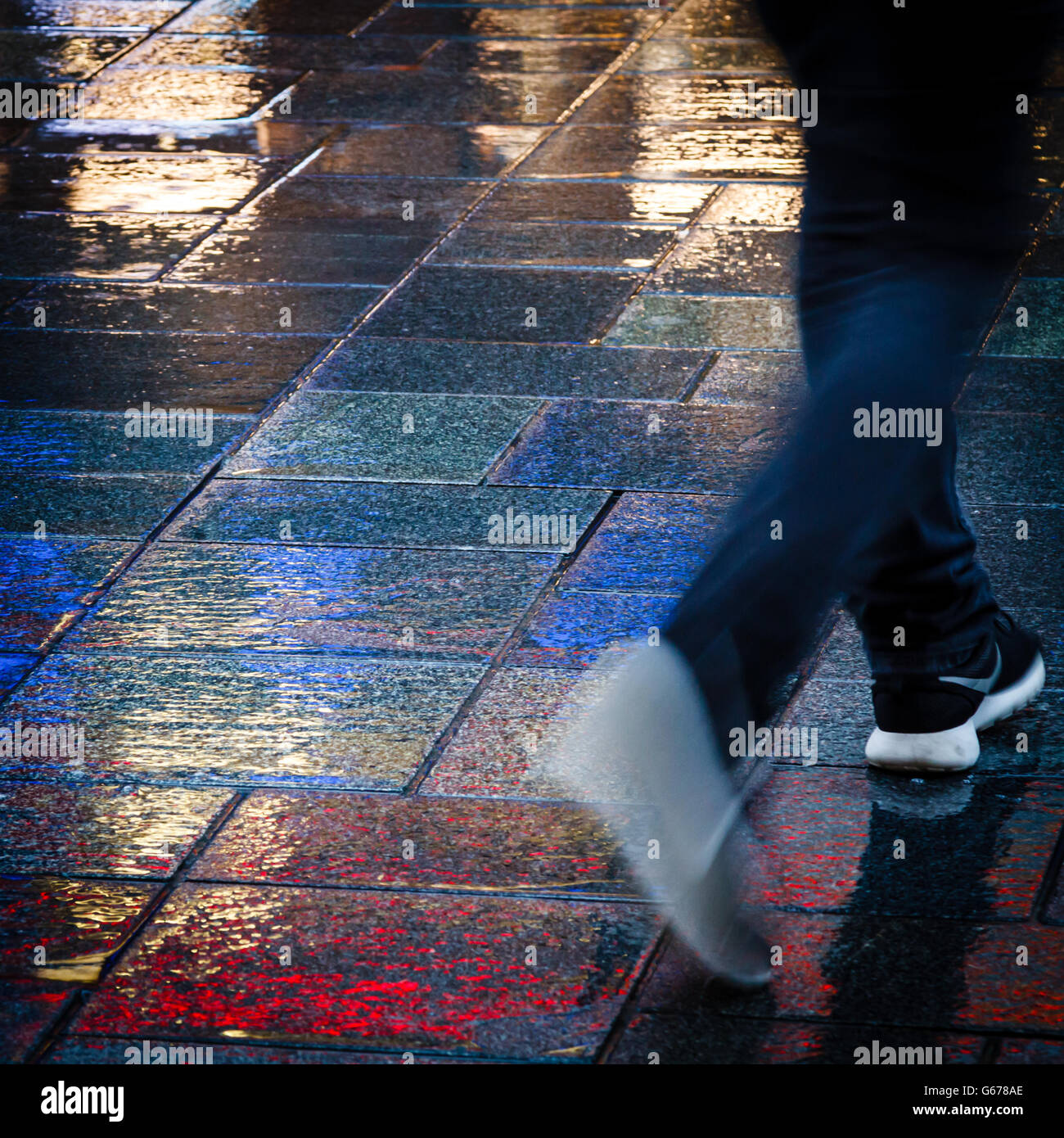 Passeggiando per le luci al neon sotto la pioggia Foto Stock
