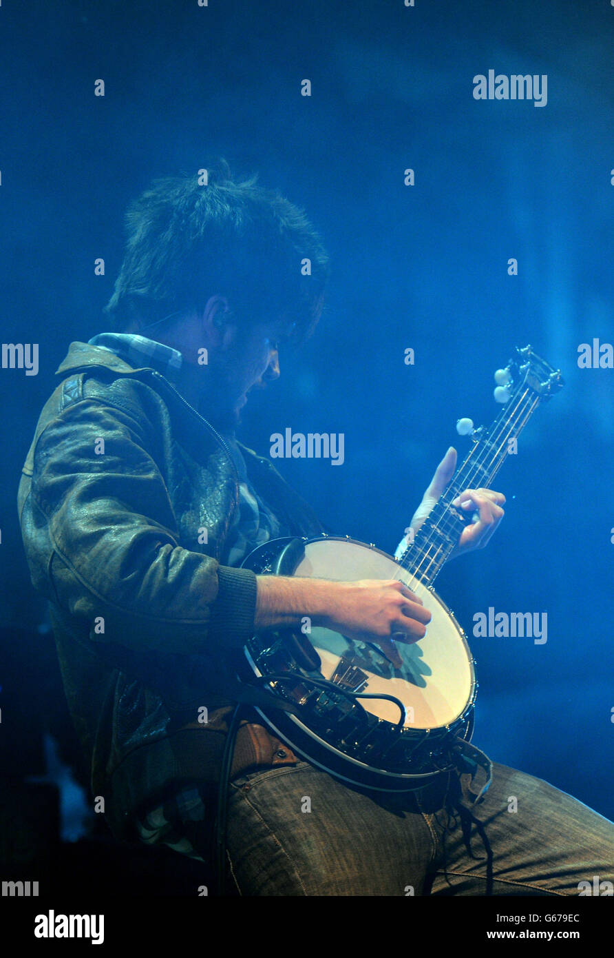 Winston Marshall di Mumford & Sons che si esibisce sul palcoscenico della Piramide al Festival di arti dello spettacolo contemporanee di Glastonbury 2013 presso Worthy Farm, Somerset. Foto Stock