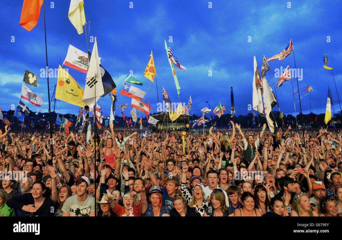 La folla guarda come Mumford & Sons si esibisce sul Pyramid Stage al Glastonbury 2013 Festival of Contemporary Performing Arts presso Worthy Farm, Somerset. Foto Stock