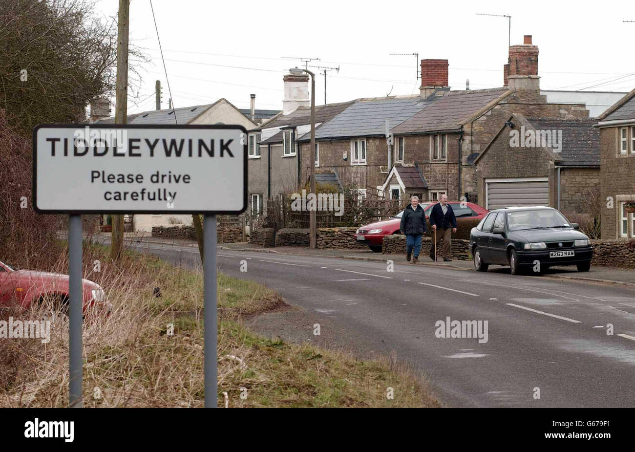 Dopo anni di essere trascurato, il borgo di Tiddlewink è tornato sulla mappa grazie ad una campagna di orgogliosi residenti. Il gruppo di otto cottage nel Wiltshire è stato omesso dagli atlanti e si è dimostrato un vero mal di testa per i postmen perplessi e i lavoratori di consegna. Foto Stock