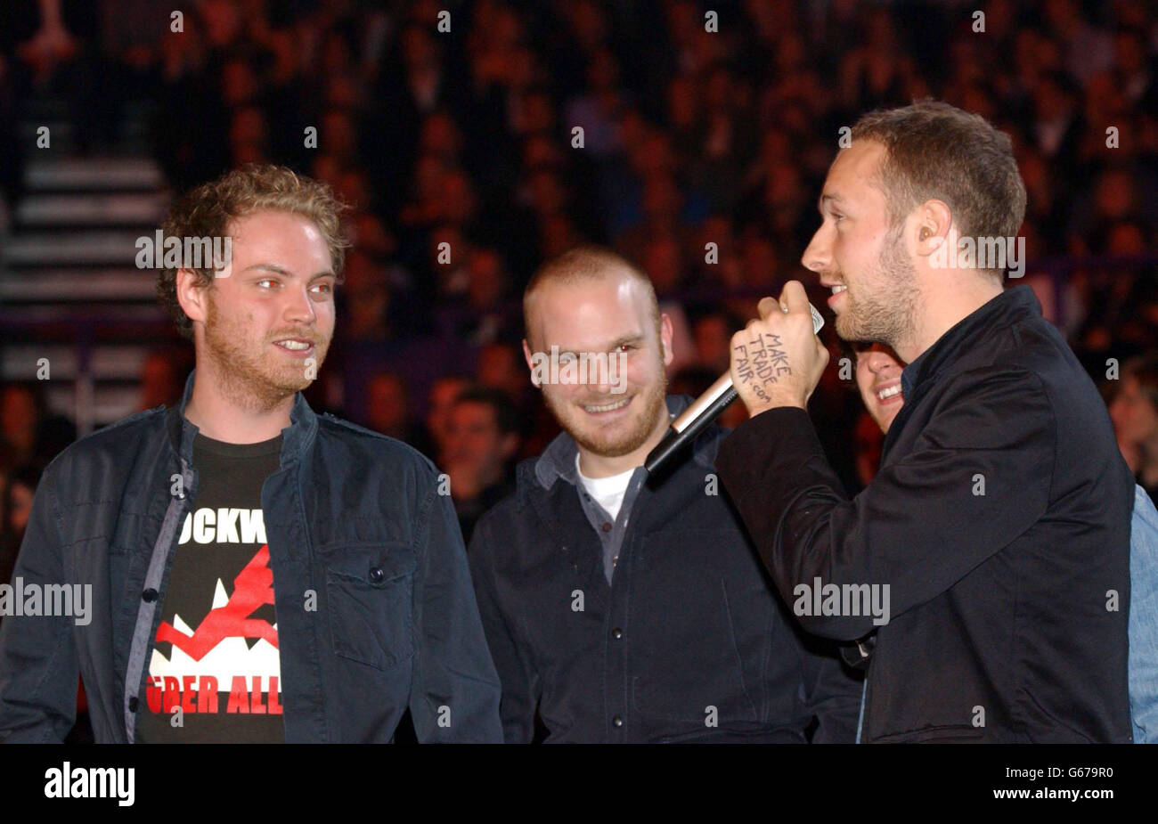 Coldplay si è aggiudicato il premio come miglior album britannico durante i Brit Awards 2003 all'Earls Court 2, Londra. Da strenuanti wannabes pop per chitarra a caramelle per una star hollywoodiana, Coldplay ha fatto molta strada in un breve lasso di tempo. Appena tre anni fa la band stava cercando di strascare il tradizionale circuito poky locale, sperando di ritagliarsi una carriera musicale dopo la laurea. Ora hanno il mondo ai loro piedi, una carriera promettente negli Stati Uniti, e il frontman Chris Martin sta datando Gwyneth Paltrow. Il successo è arrivato nell'estate del 2000 con una sorpresa top five hit, Yellow. E della band Foto Stock