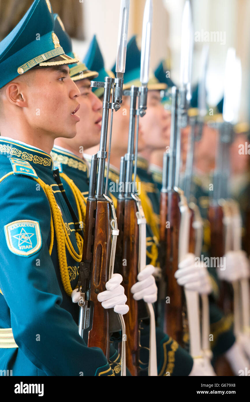 I soldati cantano l'inno nazionale kazaco all'interno del Palazzo Presidenziale di Astana, Kazakhstan, durante una cerimonia di benvenuto per il primo ministro David Cameron. Foto Stock