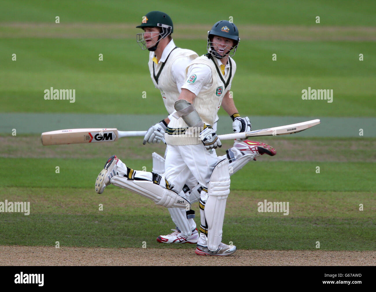 Australia apre i battsman Chris Rogers (davanti) con Shane Watson il primo giorno della partita di riscaldamento internazionale a New Road contro Worcestershire, Worcester. Foto Stock