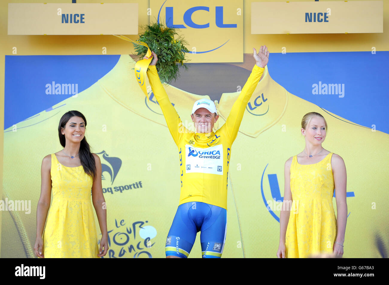 Simon Gerrans del team Orica GreenEdge prende la maglia gialla dopo la prova a tempo della squadra, fase quattro, 2013 Tour de France, Nizza. Foto Stock