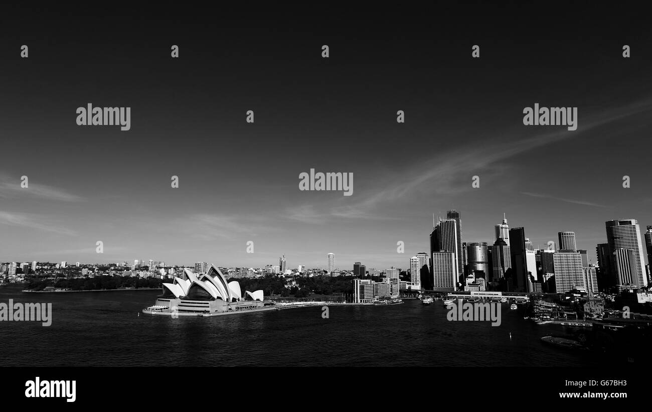 *Tiro in monocromo* Vista generale dell'Opera House, della Circular Key e della Città di Sydney, Australia. Foto Stock