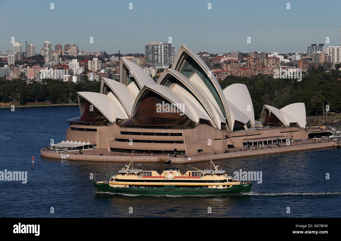 Vista sulla città - Sydney. Il Manly Ferry passa di fronte alla Sydney Opera House a Sydney, Australia. Foto Stock