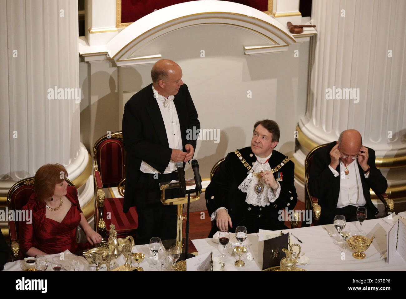 Il segretario di Giustizia Chris Grayling parla come, Alderman Roger Gifford, il sindaco di Londra (centro) e il giudice del Signore, il capo della Giustizia ascolta, durante la cena del sindaco della città di Londra ai giudici di sua Maestà, alla Mansion House di Londra. Foto Stock