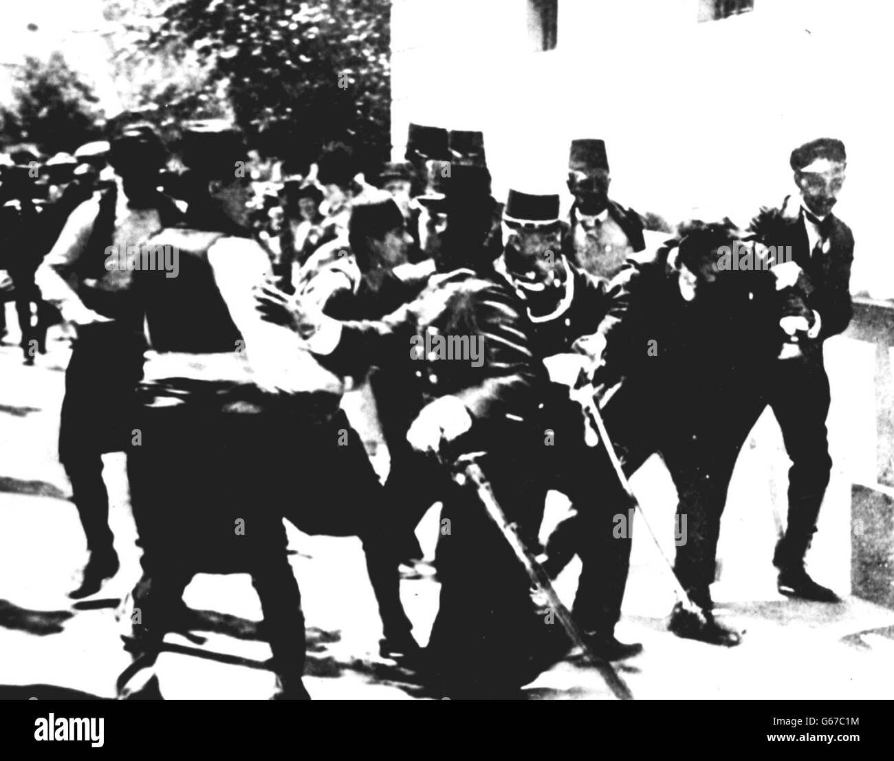 Dopo che i suoi proiettili avevano ucciso l'arciduca Franz Ferdinand, GAVRILO PRINCIPP viene arrestato a Sarajevo domenica 18 giugno 1914. Questa immagine è stata ristampata innumerevoli volte, ma l'anno scorso il giornale jugoslavo ha asserito che l'uomo non è Principip ma un astante innocente che è stato arrestato per errore. Principp, uno studente di 19 anni, è stato condannato a 20 anni di reclusione, ma dopo quattro anni è morto di tubercolosi. I suoi proiettili, che tagliarono l'arciduca e sua moglie, Sophie, portarono allo scoppio della prima guerra mondiale. Foto Stock