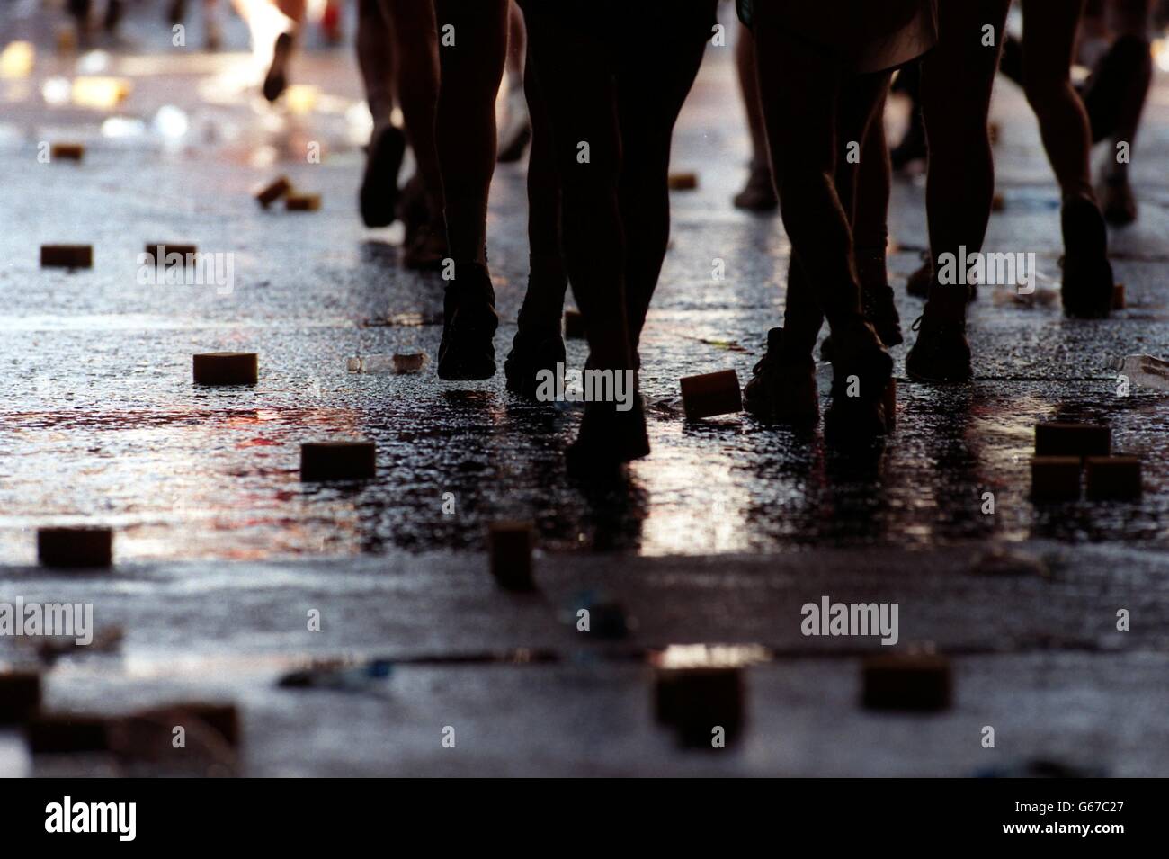 Atletica - Maratona di Londra. I pattini passano dalla stazione della spugna Foto Stock